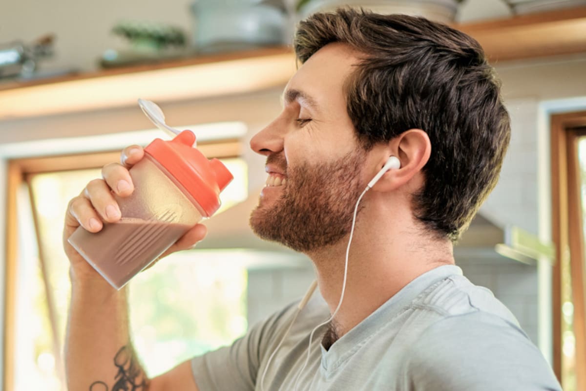 Especialistas explican que mezclar proteína con café puede impulsar el metabolismo y reducir el hambre, siempre que se consuma con moderación y con productos de buena calidad