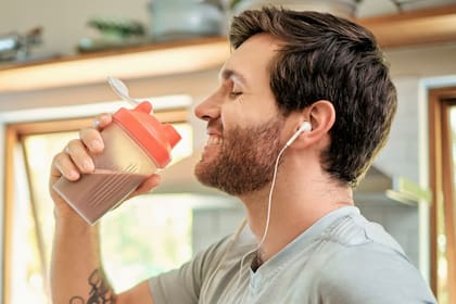 Especialistas explican que mezclar proteína con café puede impulsar el metabolismo y reducir el hambre, siempre que se consuma con moderación y con productos de buena calidad