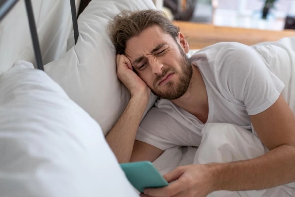 Especialistas indican que una señal de alerta es cuando quedarse viendo el celular o viendo series hasta tarde deja de ser ocasional y se convierte en rutinario