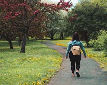Especialistas recomiendan caminar al menos 30 minutos diarios