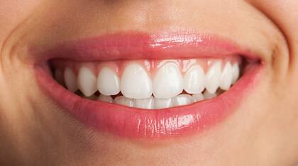 Especialistas recomiendan cepillar los dientes tres veces al día y visitar al odontólogo regularmente (Foto/Freepik)