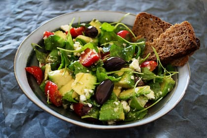 Especialistas recomiendan comer alimentos livianos, como ensaladas y frutas