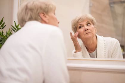 Especialistas revelan la verdad sobre el uso del aceite de coco, popular en la cocina, para erradicar las arrugas