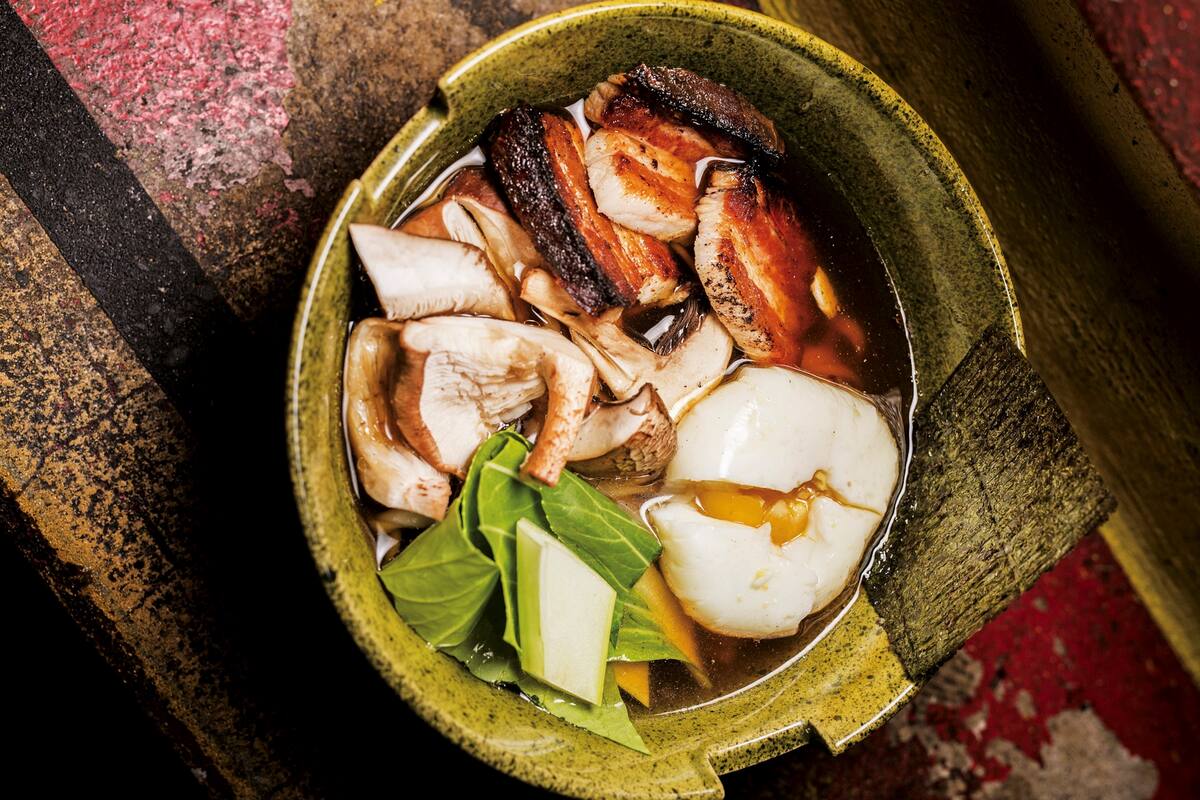 Especias, colores, picantes, aromas y múltiples platitos son las contraseñas de la cocina asiática. Como el ramen (caldo de cerdo, fideos, panceta, verduras, huevo y pickles) del gastropub Opio. Sebastián Pani