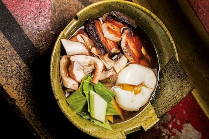 Especias, colores, picantes, aromas y múltiples platitos son las contraseñas de la cocina asiática. Como el ramen (caldo de cerdo, fideos, panceta, verduras, huevo y pickles) del gastropub Opio. Sebastián Pani