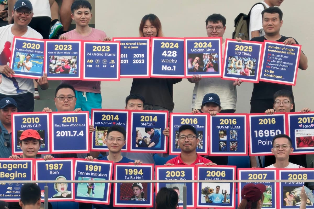 Espectacular acción de los fans chinos de Djokovic en Shanghai, con posters de la vida y los logros del serbio en forma cronológica