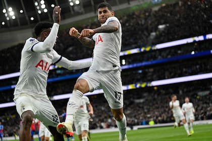 Espectacular festejo de Romero, para el triunfo de Tottenham Hotspur
