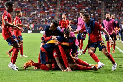 Espectacular festejo de todos con Joselu, el héroe que resolvió el clásico