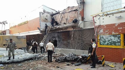 Espectacular golpe comando en Ciudad de Este: tomaron la ciudad y se robaron 40 millones de dólares, eran cerca de 30 ladrones, incendiaron autos e hicieron estallar la bóveda de la empresa Prosegur