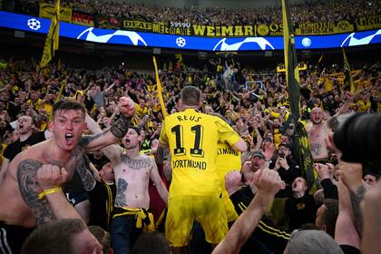 Espectacular imagen de Marco Reus, con los fanáticos de Borussia Dortmund de frente, a pura celebración; el cuadro alemán eliminó a PSG en París en una semifinal de la Champions League.
