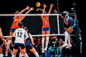 Espectacular imagen: el remate de Erika Mercado ante el bloqueo de Lohuis y Buijs; la Argentina no pudo