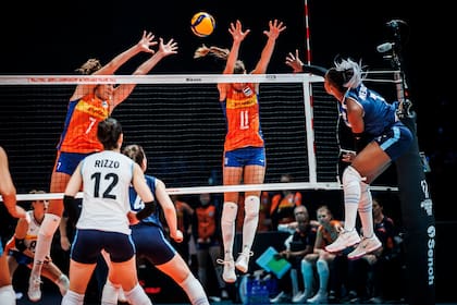 Espectacular imagen: el remate de Erika Mercado ante el bloqueo de Lohuis y Buijs; la Argentina no pudo