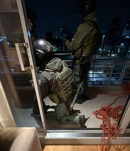 Espectacular operativo en una torre de Vicente López por un paciente psiquiátrico atrincherado