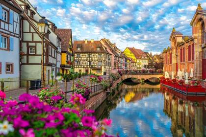 Espectaculares casas tradicionales francesas junto al río Launch en Petite Venise