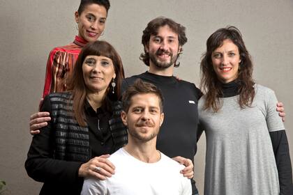 ESPECTACULOS. Cuatro integrantes originales de la Compania Nacional de Danza Contemporanea, que despues de diez anios acaban de lograr que reconocieran al ballet que formaron como organismo estable nacional (el mismo estatus que tiene, por ejemplo, la Sinfonica Nacional). Pablo Fermani, Ernesto Chac