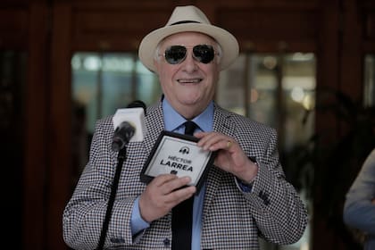 Héctor Larrea y la réplica de la placa