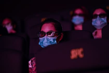 Espectadores con barbijos en un cine de la ciudad de Shangai