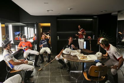 Un descanso con facturas entre tomas, en el camarín del Arena, donde unas horas antes estuvo Chayanne.