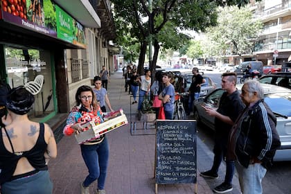 La espera para ingresar a una verdulería sobre la avenida Díaz Vélez, en el barrio de Almagro