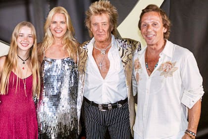 ¡Esperado encuentro! Rod Stewart, el gran protagonista de la noche, se hizo un tiempo para saludar a la familia Gravier-Mazza luego de su concierto