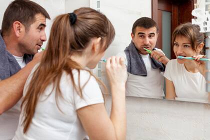Esperar 30 minutos para cepillarse tras consumir alimentos ácidos protege el esmalte