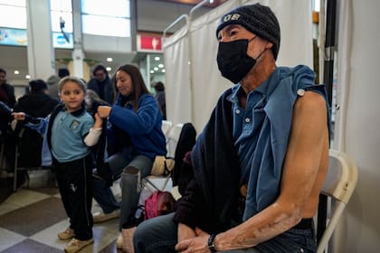 Esperas en un centro de vacunación contra la gripe en un shopping de Santiago de Chile. (AP Photo/Esteban Felix)