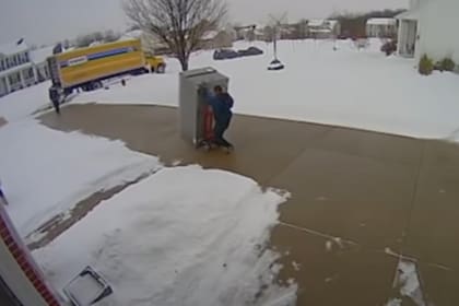 Esperó tres meses para que llegara una nueva y costosa heladera a su casa, pero presenció el instante exacto en el que el artefacto, valuado en 400.000 pesos, se les cayó a los repartidores en la entrada de su hogar