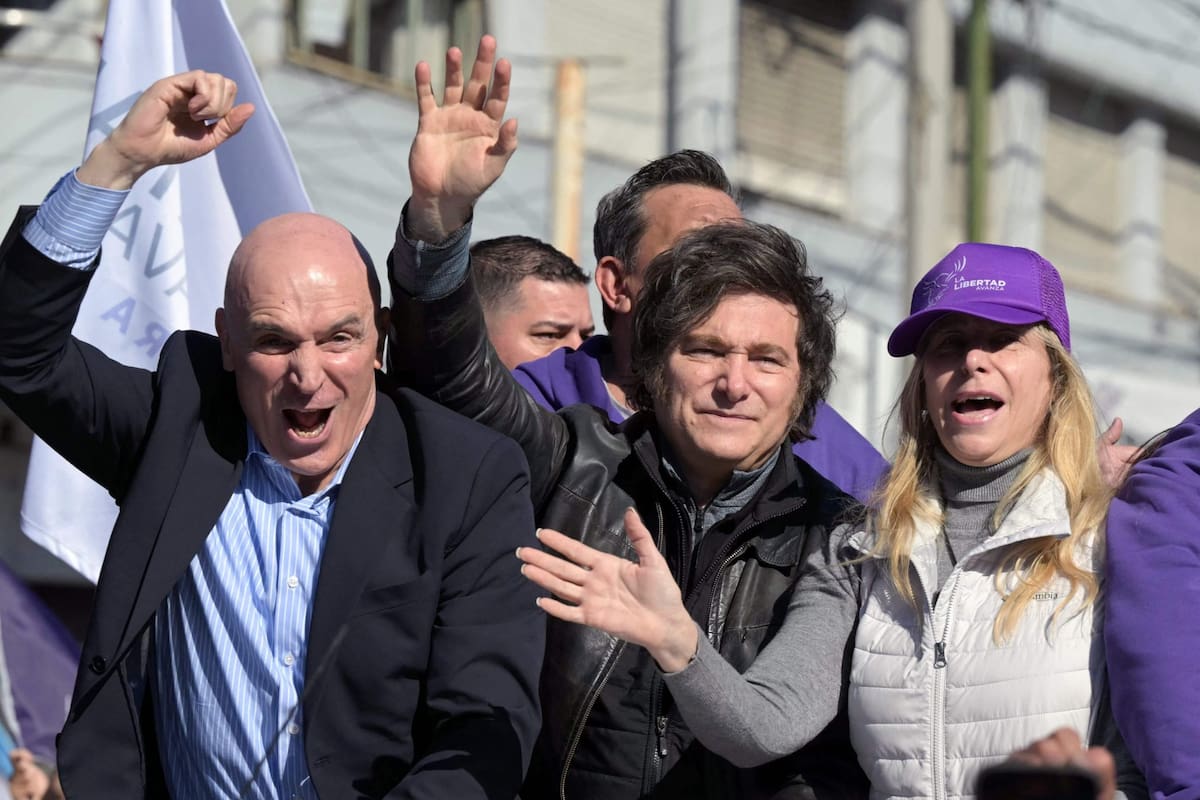 Espert, junto a los hermanos Milei, durante la caravana electoral por Lomas de Zamora