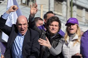 Espert, junto a los hermanos Milei, durante la caravana electoral por Lomas de Zamora