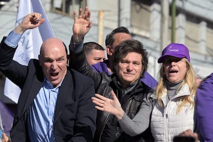 Espert, junto a los hermanos Milei, durante la caravana electoral por Lomas de Zamora