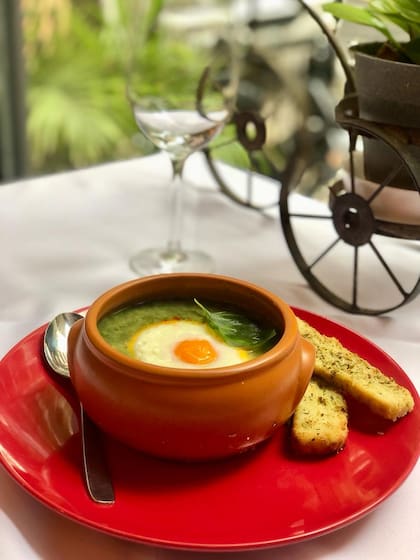 Espinaca, huevo poché y salsa inglesa, ¿qué más pedir?