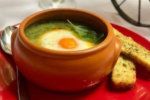 Espinaca, huevo poché y salsa inglesa, un clásico de La Olla de Félix.