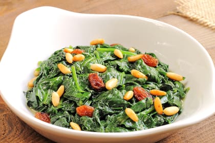 Espinacas al estilo mediterráneo: con pasas de uva, piñones y pasta de anchoas.