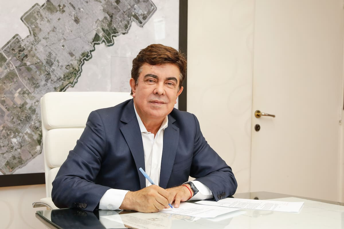 Espinoza, al firmar un aumento para municipales