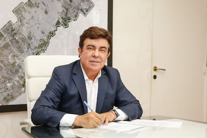 Espinoza, al firmar un aumento para municipales