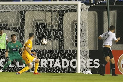 Espinoza anota el 1-0 para Libertad; Ledesma, de buena actuación, no pudo evitarlo