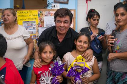 Espinoza repartió huevos de Pascua en su reaparición pública tras el asesinato del colectivero Barrientos