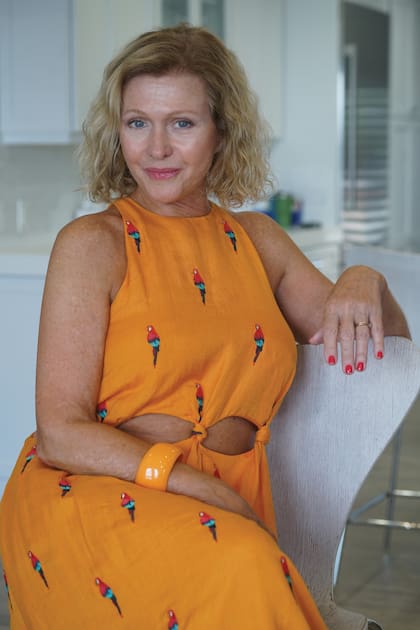 Espléndida a los 69, Silvana posa en la casa de su hijo Fernando en Miami. Su hija Natalia, que también es cantante, vive en Buenos Aires. Y Lucía se mudó a Bahía Blanca con su familia. “Por suerte tenemos la posibilidad de viajar dos o tres veces por año para verlos”, dice.