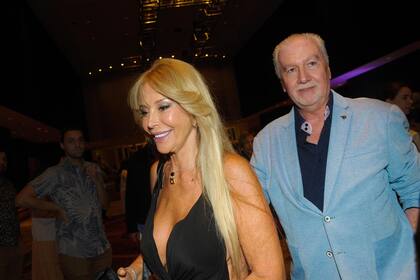 Espléndida, como siempre, Graciela lució para la ocasión un sensual vestido negro, mientras que su flamante enamorado llamó la atención con un llamativo saco en tono celeste