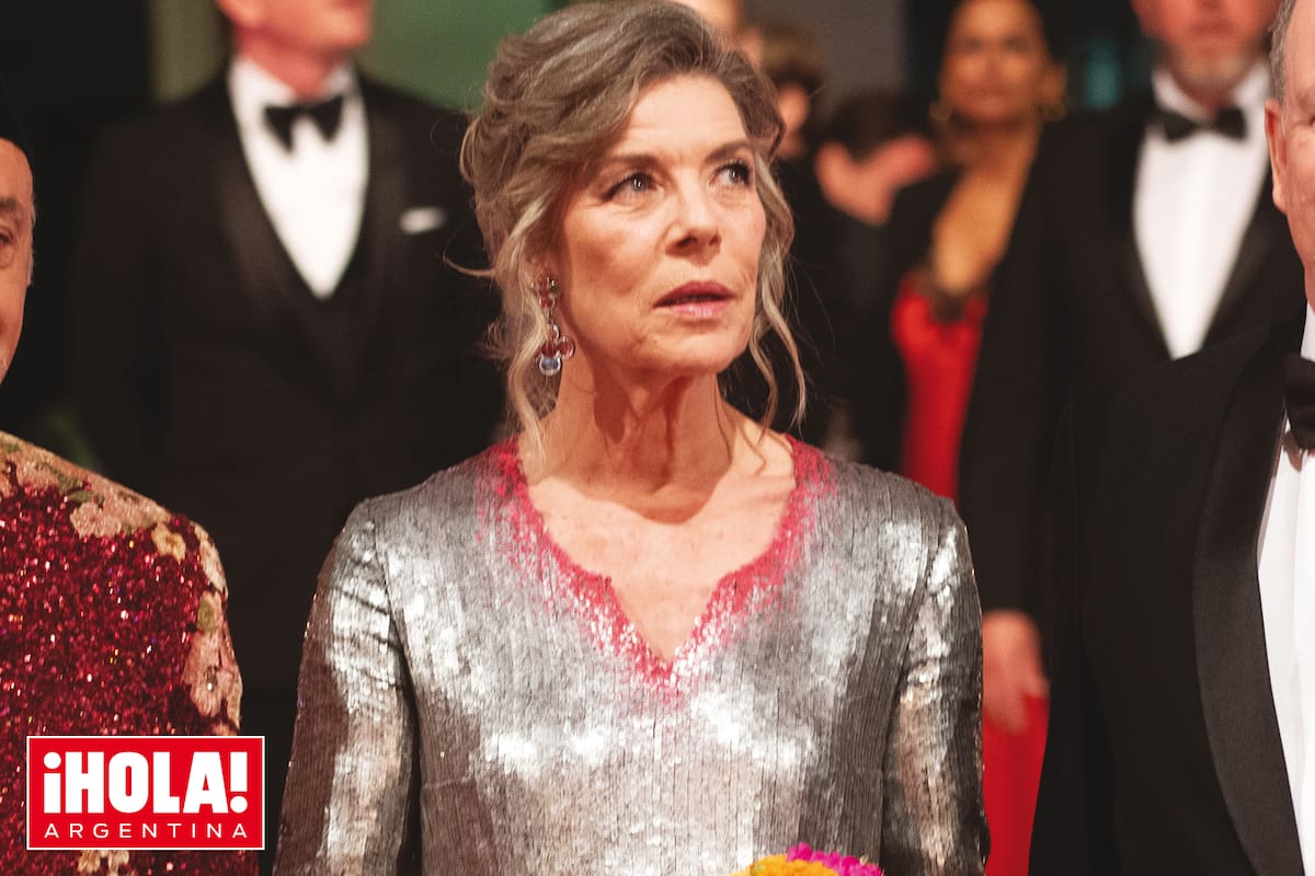 Espléndida en su rol, la presidenta de la Fundación Princesa Grace impactó con un vestido de Chanel de lentejuelas plateadas con ribete coral en las mangas y en el cuello.