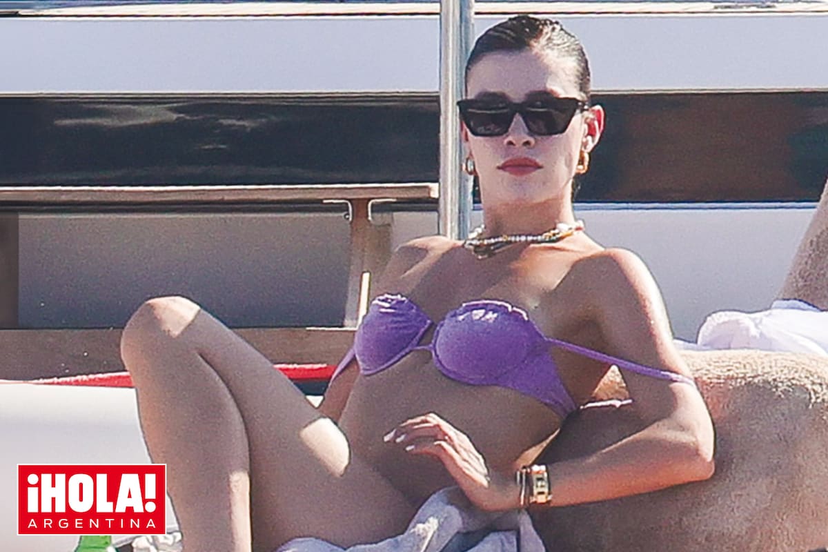 Espléndida, Michelle toma sol en la cubierta de un barco.