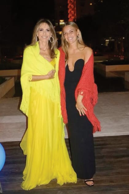 Espléndidas, Rosella della Giovampaola y su hija llevaron diseños de Costello y les sumaron chales tejidos.