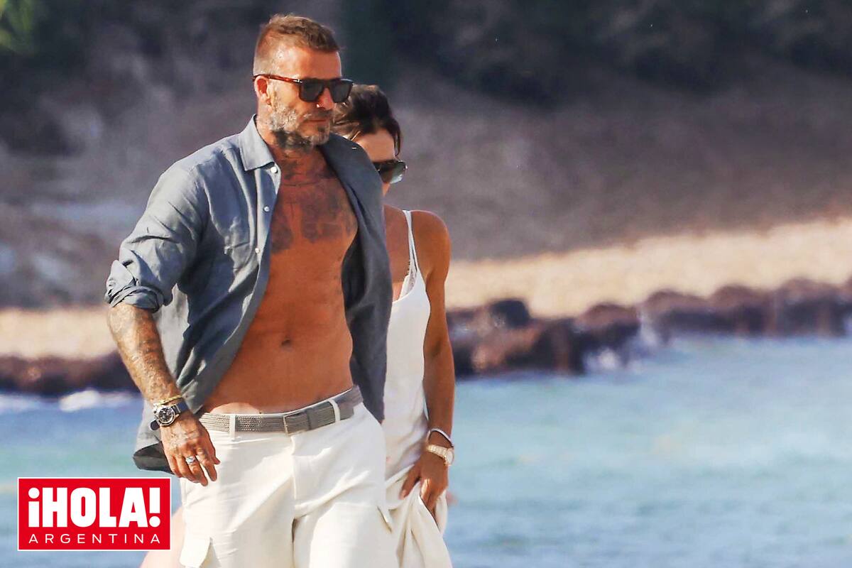 Espléndido y siempre en perfecto estado físico –como en sus épocas de futbolista–, David deja ver sus tatuajes con la camisa abierta.