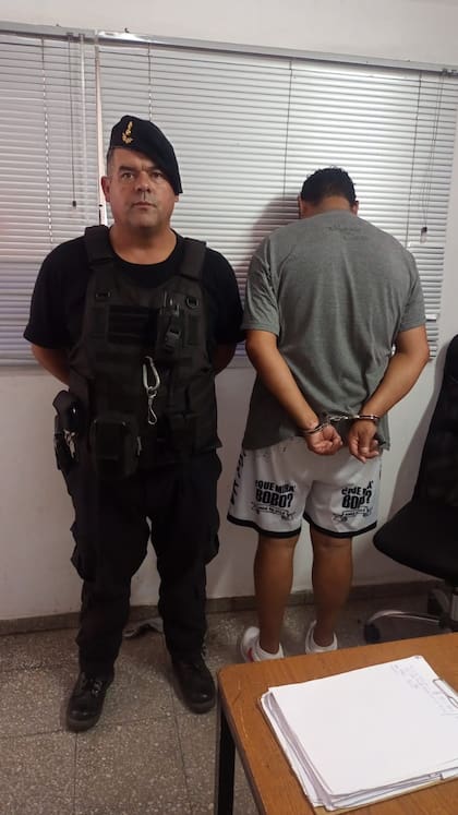 Esposado: el hombre detenido