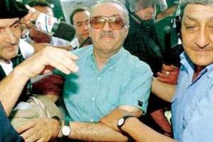 Esposado en público por primera vez, el comisario Musa Azar padeció la silbatina de los presentes