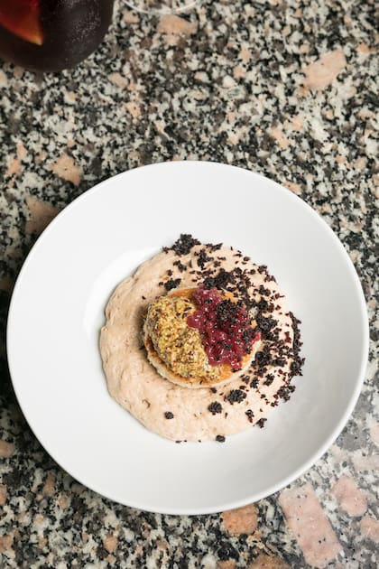 Espuma de paté de molleja con pan brioche, crumble de remolacha y mostaza de Dijon.