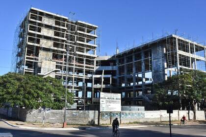 Esqueleto. Edificio sin concluir de la Legislatura, en la que el oficialismo tiene mayoría absoluta y funciona como extensión del Poder Ejecutivo; las obras están paralizadas desde hace 15 años