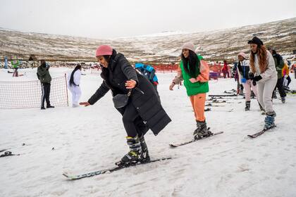 Esquiadores principiantes toman una lección en la estación de esquí Afriski cerca de Butha-Buthe, Lesotho, el sábado 30 de julio de 2022. (AP Foto/Jerome Delay)