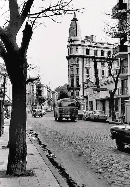 Esquina de Av. Las Heras y Sánchez de Bustamante (frente al Cemic), en cuya planta baja funcionó muchos años la farmacia Link.