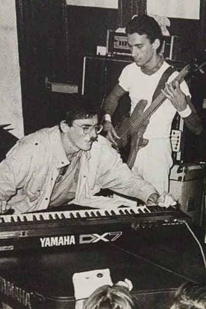 Charly García tocó en La Esquina del Sol, donde actualmente hay un restaurante, con su banda Giovanni y los de Plástico; Fito Páez estaba en los teclados.